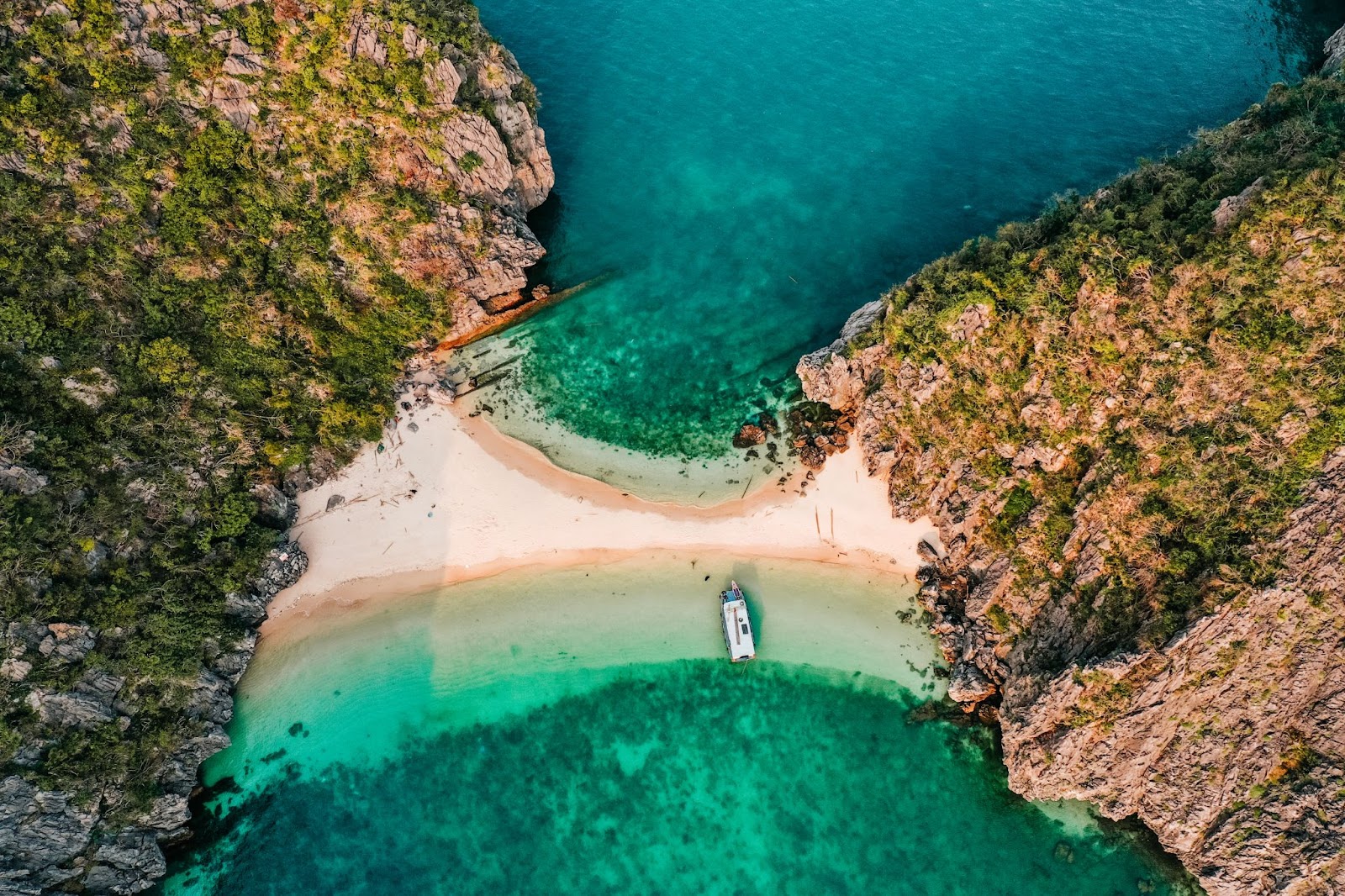 Cat Co beaches with calm water and karst views. (Photo: Collected)