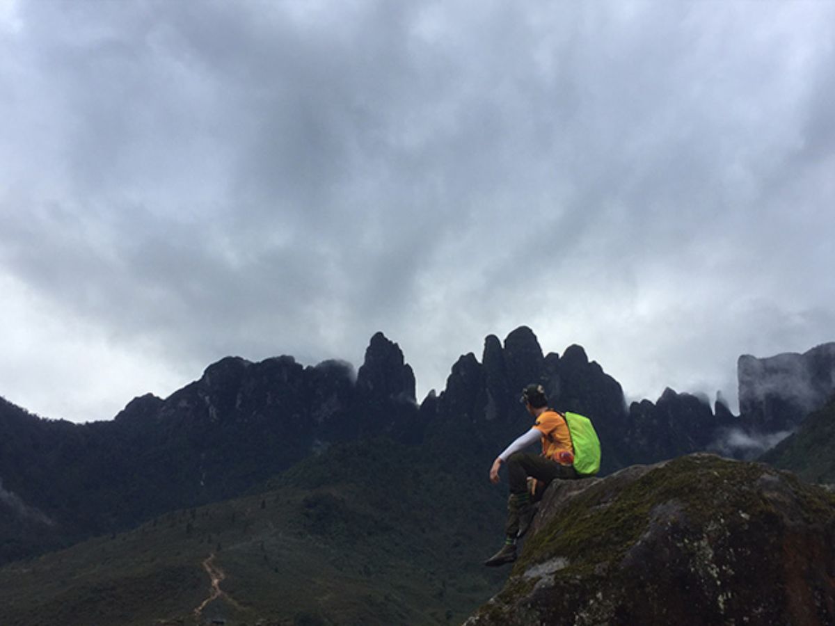 Ngắm nhìn Sa Pa từ đỉnh Ngũ Chỉ Sơn tại Tả Giàng Phình.