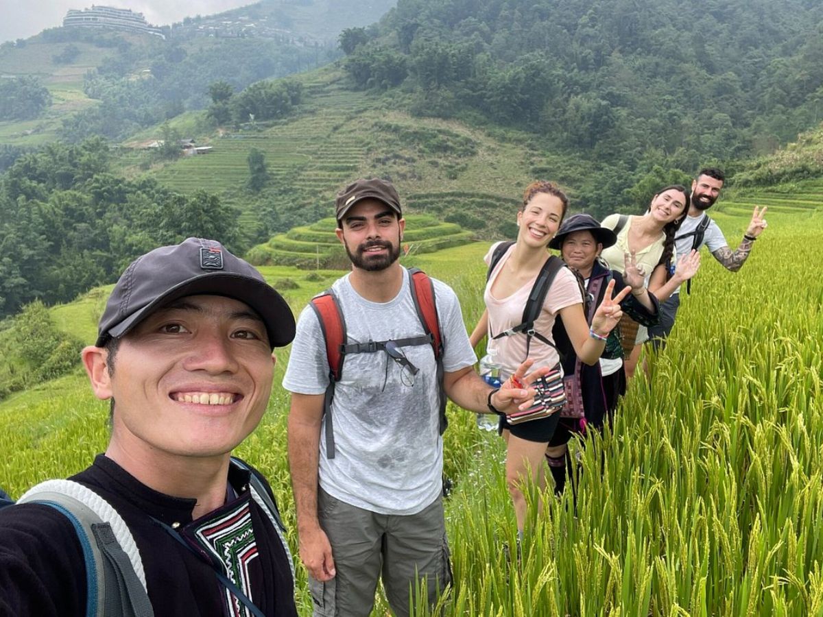Vừa trekking vừa hít hà hương lúa chín thơm lừng trên những thửa ruộng bậc thang.