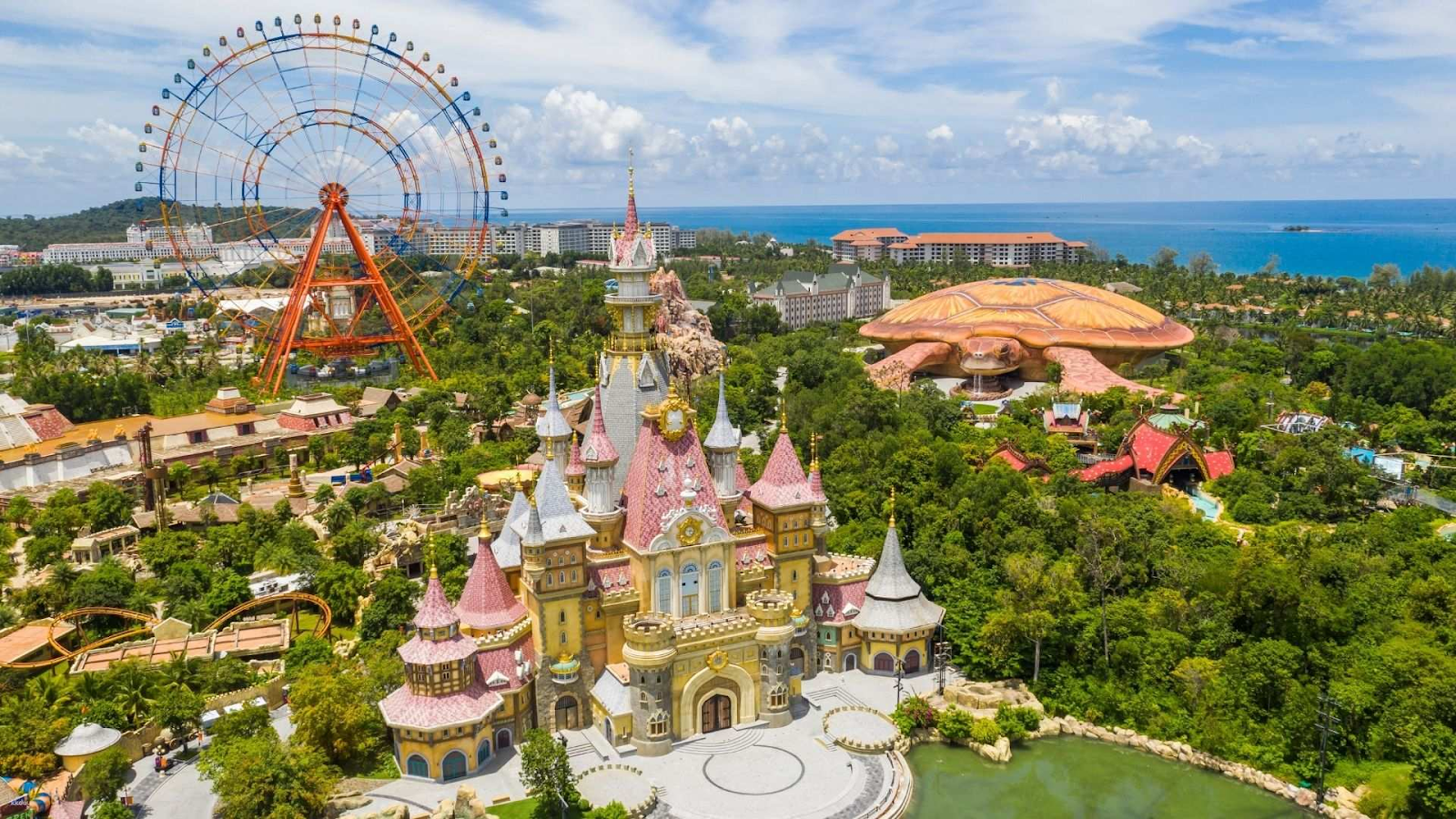 A vibrant parade brings color and joy to VinWonders Phu Quoc. (Photo: collected)