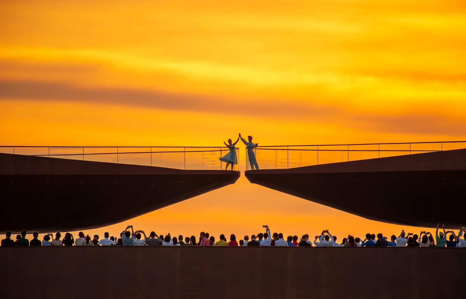 Kiss Bridge becomes a glowing arc of gold as dusk falls over Sunset Bay. (Photo: collected)