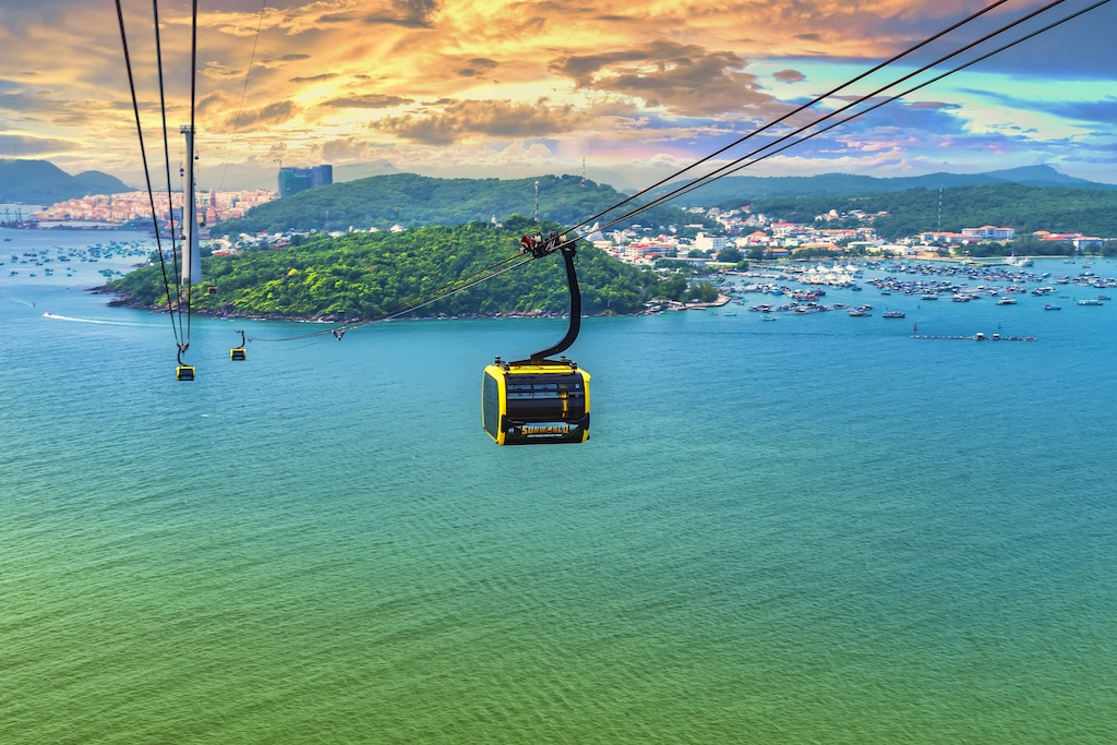 The Hon Thom Cable Car glides over turquoise waters of the An Thoi Archipelago. (Photo: collected)