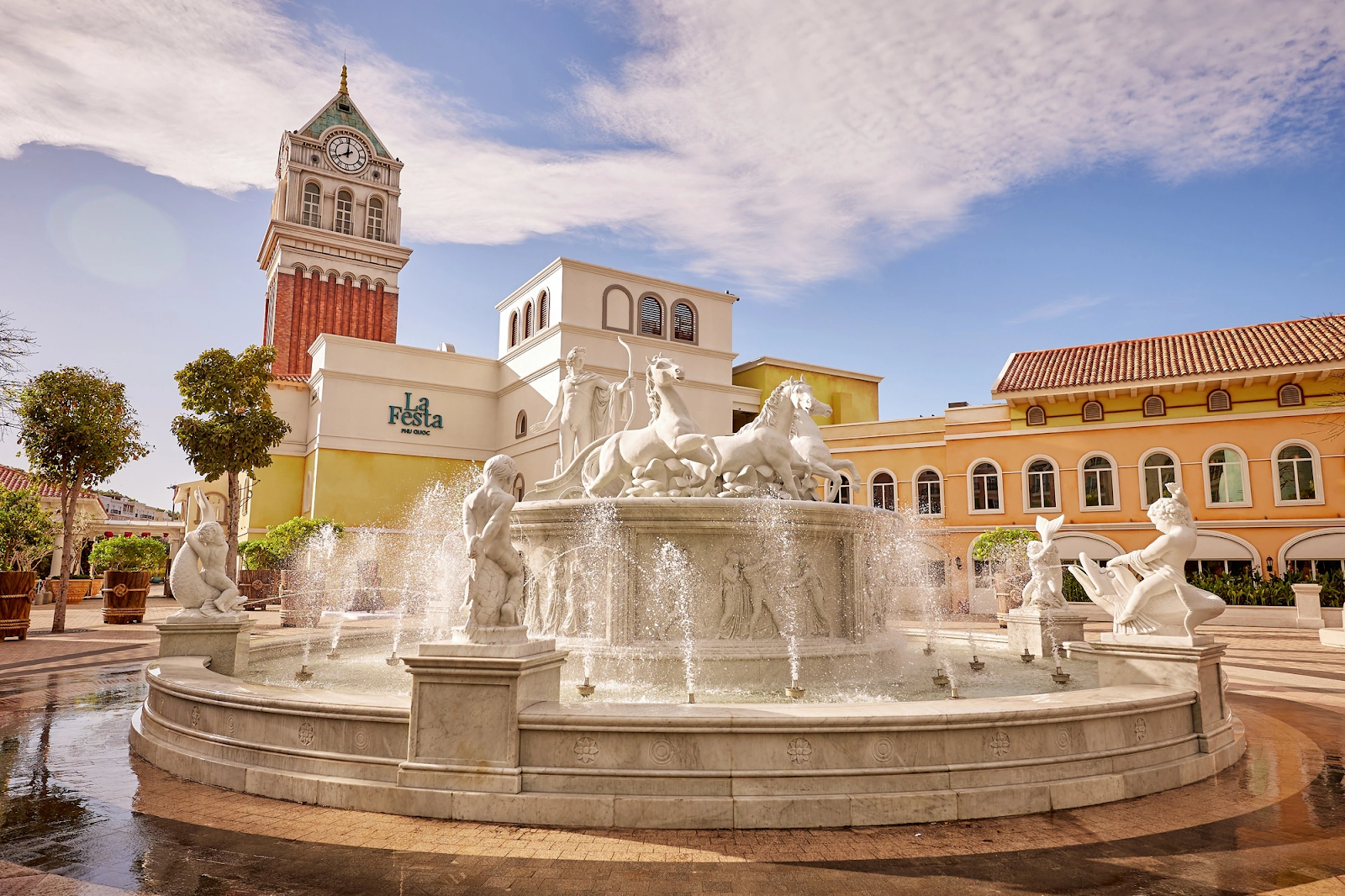 The colorful lights of Sunset Bazaar shimmer across the coastal promenade. (Photo: collected)