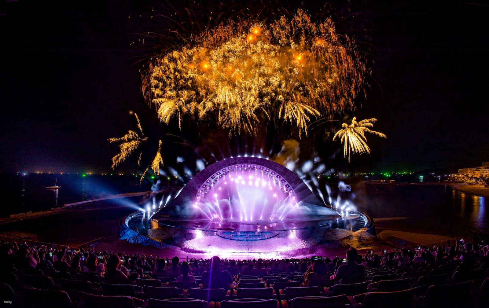 A fiery scene from the Kiss of the Sea show lights up the Phu Quoc night. (Photo: collected)