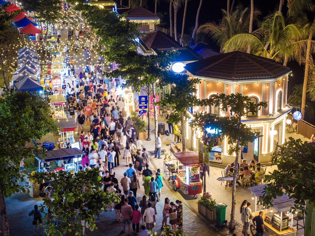 The lively VUI Fest Bazaar brings the coastal promenade to life. (Photo: collected)