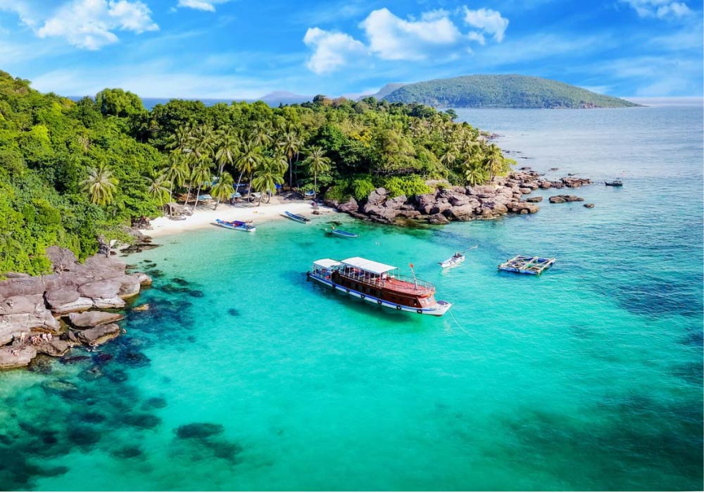 Boats drift between the small islets of the An Thoi Archipelago. (Photo: collected)