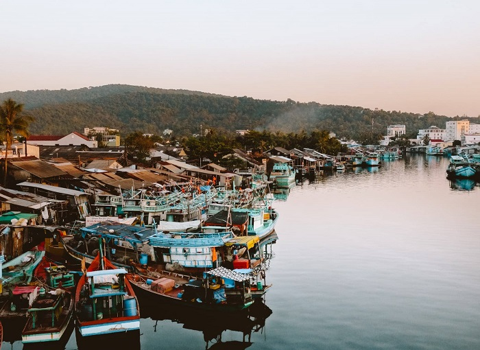 The calm morning over the stilt houses of Ham Ninh Village. (Photo: collected)