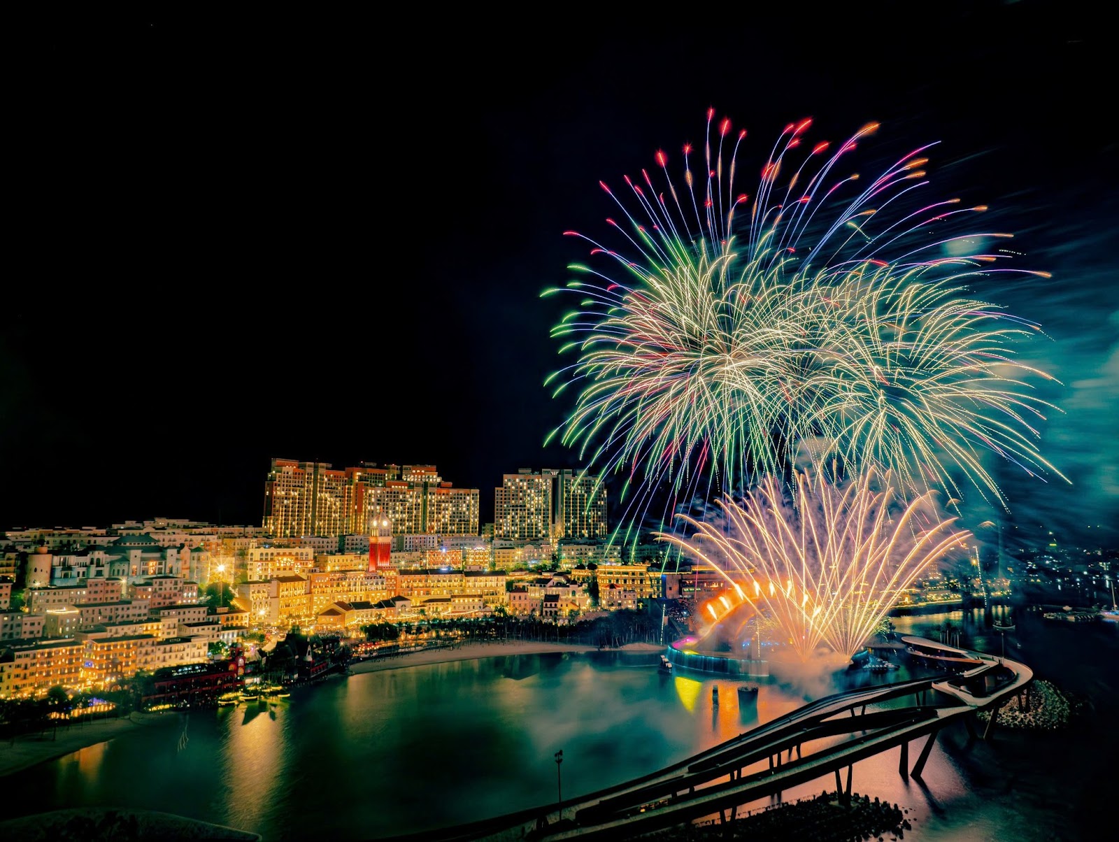 Màn pháo hoa rực rỡ bừng sáng bầu trời Thị trấn Hoàng Hôn