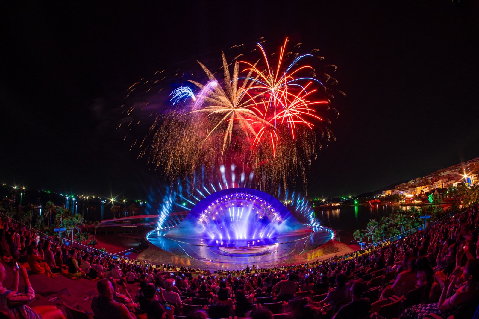 Kết nối những màn trình diễn mãn nhãn đẳng cấp như Bản giao hưởng đại dương, Nụ hôn của biển cả.