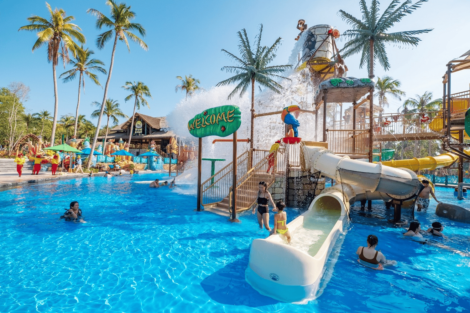 Du khách vui chơi tại công viên nước Aquatopia.