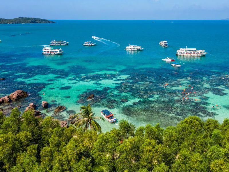 Du khách có thể di chuyển bằng tàu, cano để đến đảo Hòn Thơm.