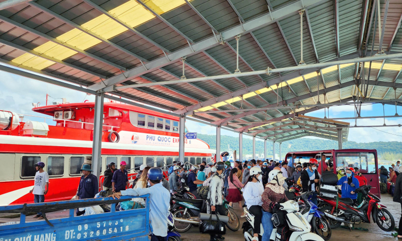 Bến tàu Phú Quốc luôn tấp nập du khách.