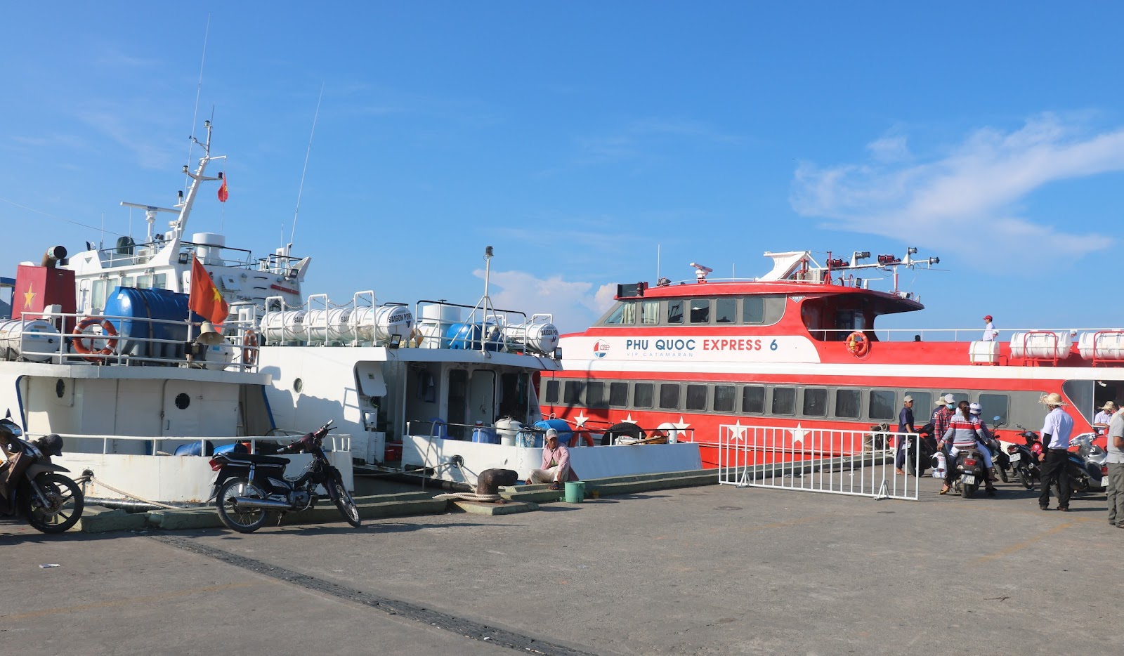 Bến tàu Phú Quốc luôn tấp nập du khách và tàu thuyền cập bến.