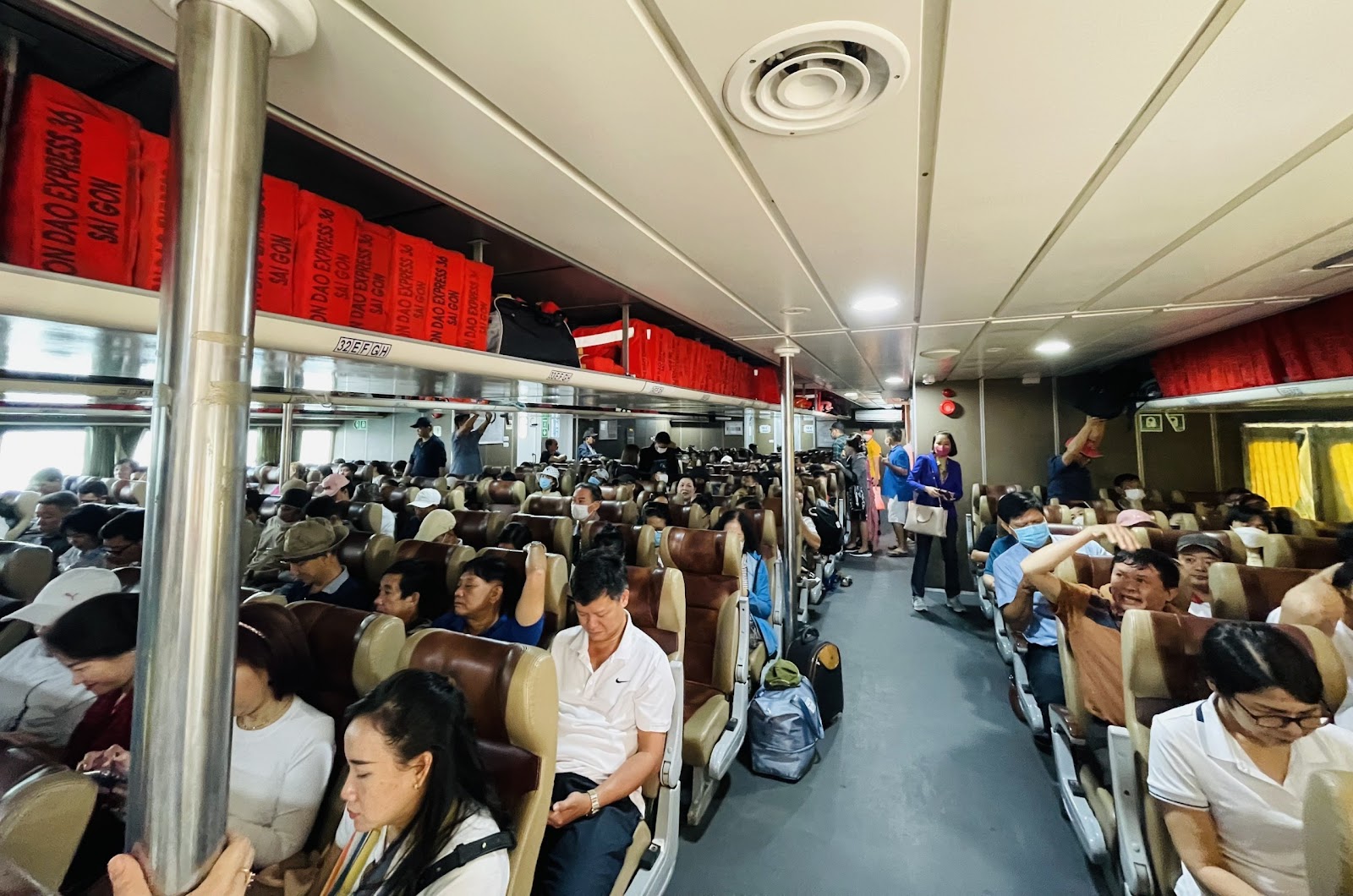 Du khách di chuyển bằng tàu cao tốc phải chú ý các quy định để đảm bảo an toàn.