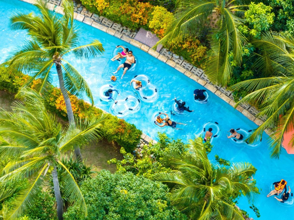 Trò chơi Dòng sông lơ đãng được nhiều du khách yêu thích.