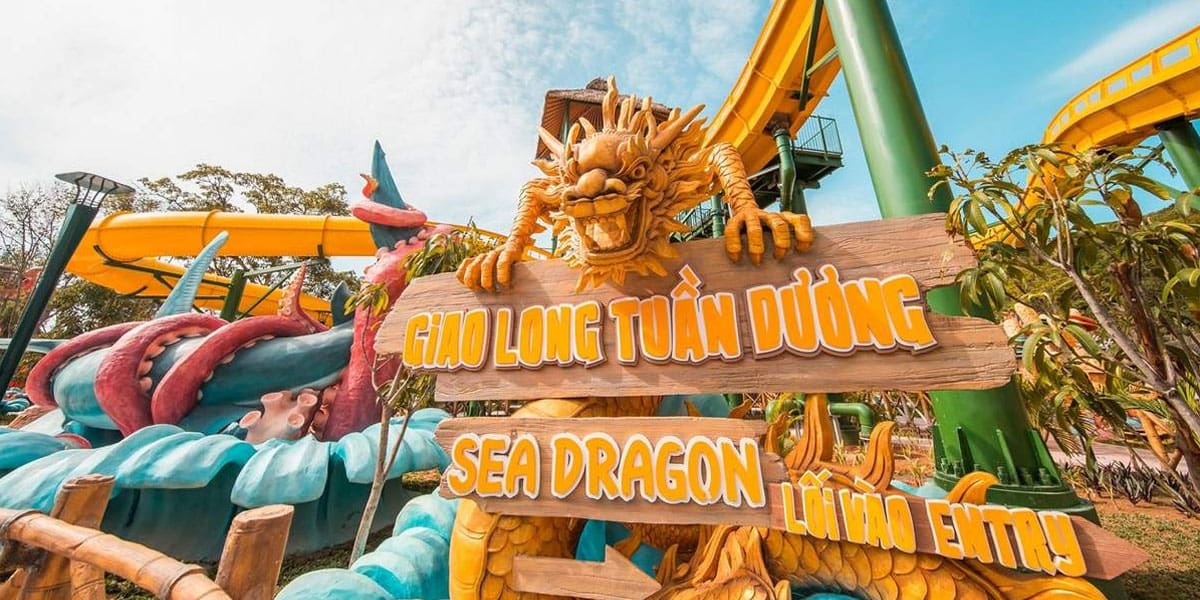 Khuôn viên của Aquatopia trang trí nhiều bức tượng thủy quái độc đáo.