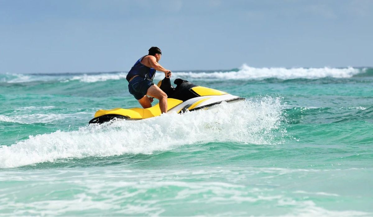 Du khách có thể trải nghiệm nhiều trò chơi thể thao trên biển tại Bãi Dài.