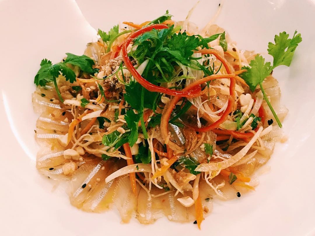 Món gỏi cá trích tươi ngon được nhiều du khách yêu thích khi ghé thăm Phú Quốc.