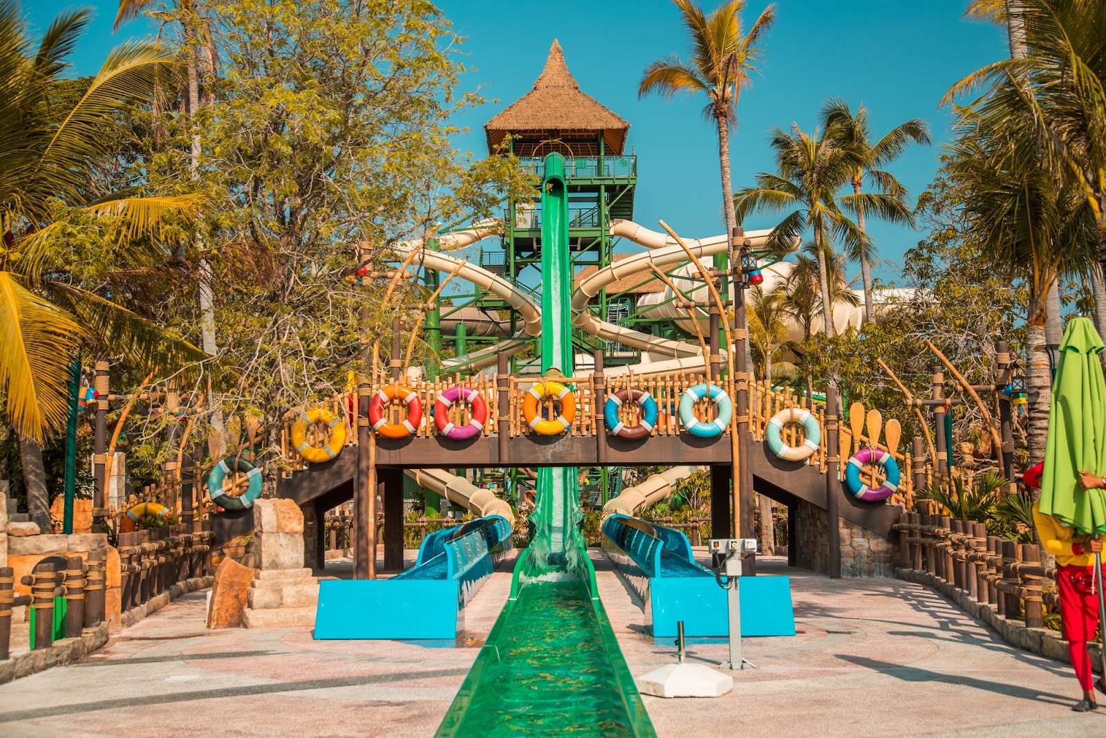 Tháng 11 đến tháng 4 là thời điểm du khách có thể tham gia các trò chơi tại công viên nước thú vị.