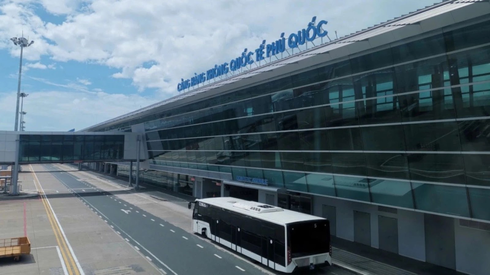 Sân bay Phú Quốc mỗi năm tiếp đón hàng triệu lượt du khách.