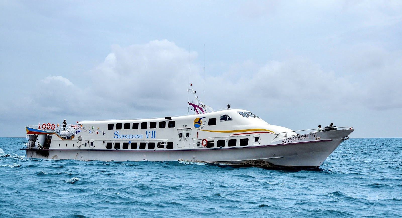 Du khách có thể lựa chọn tàu cao tốc để đến đảo Phú Quốc.