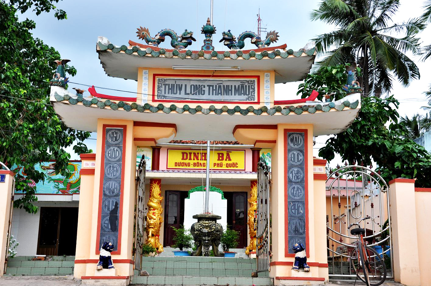 Dinh Bà linh thiêng nằm bên sông Cửa Cạn.