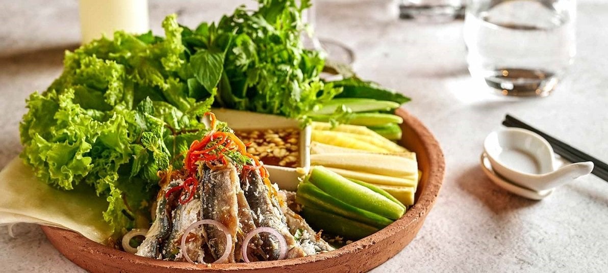 Món gỏi cá trích trứ danh tại đảo Ngọc.