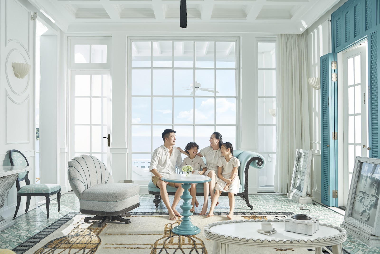 Du khách tận hưởng kỳ nghỉ dưỡng sang trọng và đẳng cấp tại JW Marriott Phu Quoc Emerald Bay.