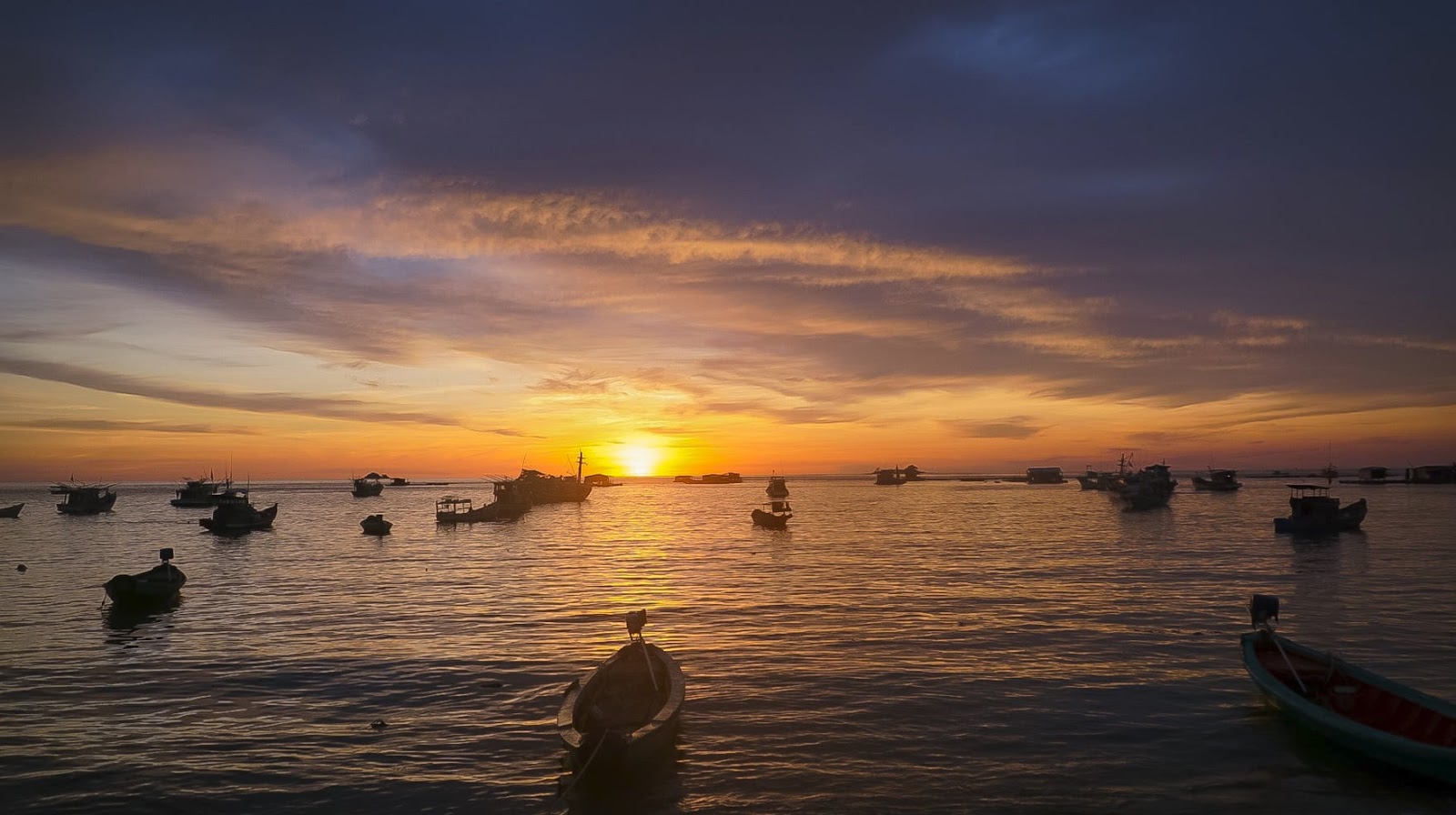 Bình minh tại bãi Gành Dầu.