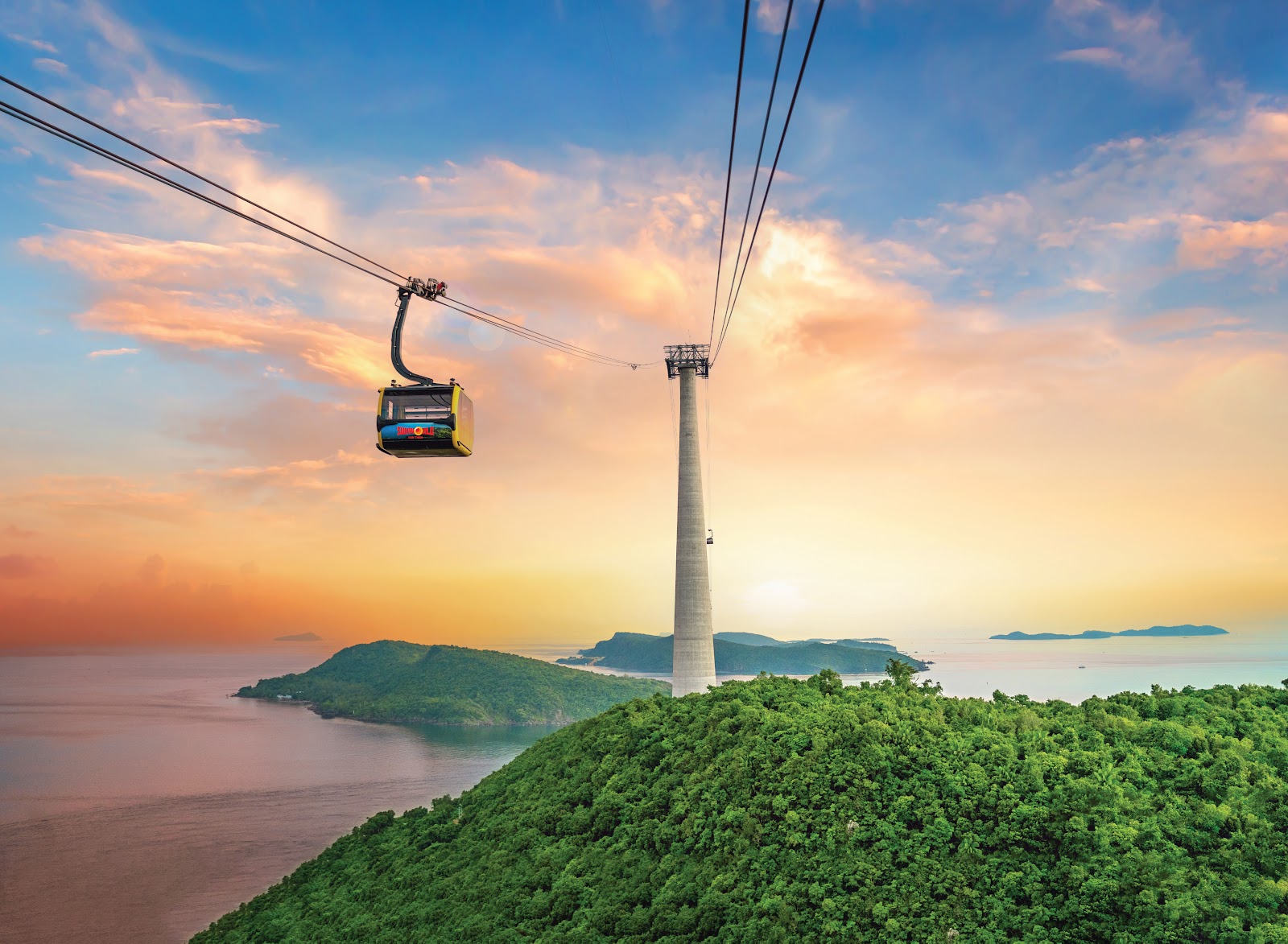 Ngắm bình minh từ cabin cáp treo Hòn Thơm là trải nghiệm rất độc đáo.