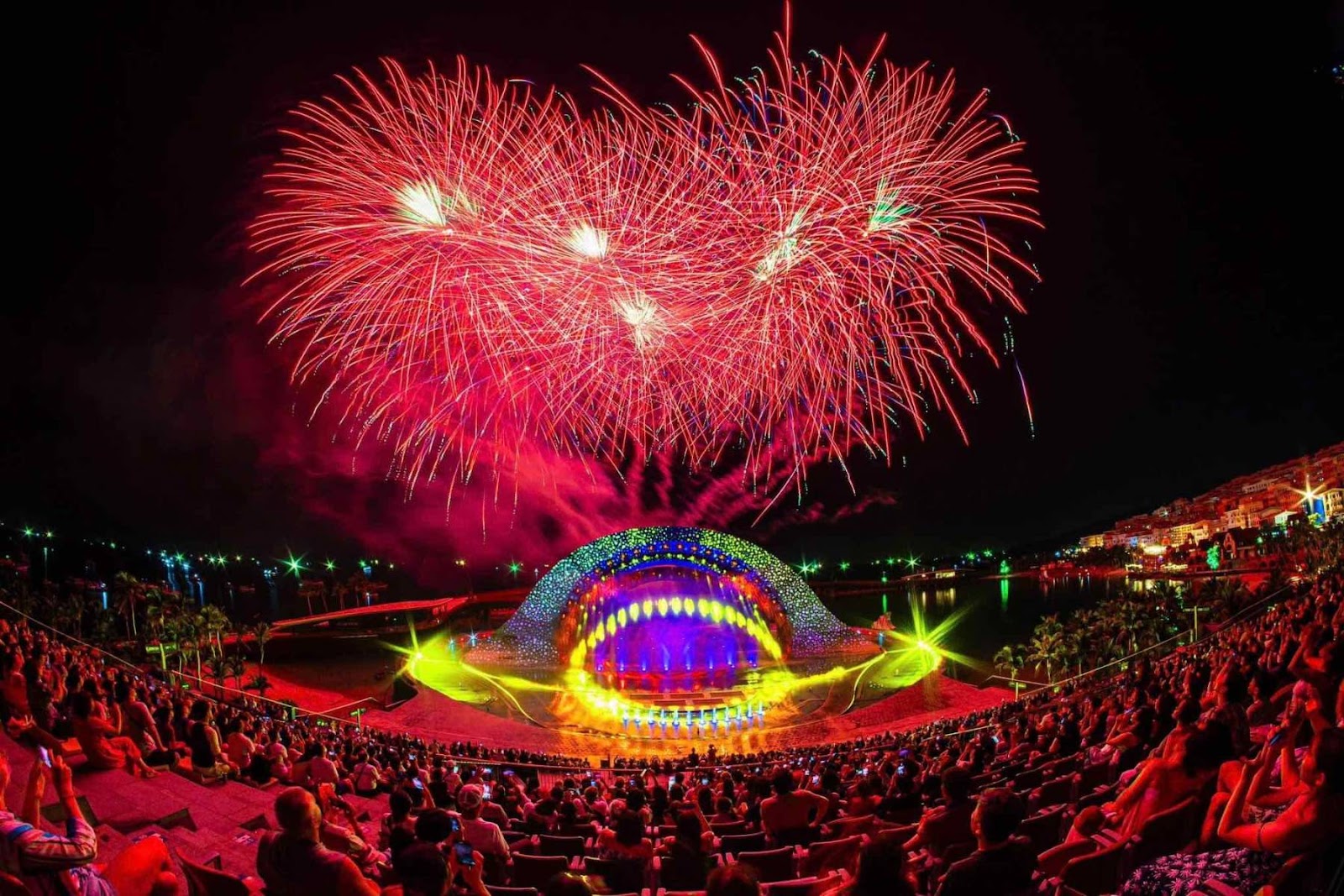 Pháo hoa rực rỡ khi kết show Kiss of the Sea tại Thị trấn Hoàng Hôn.