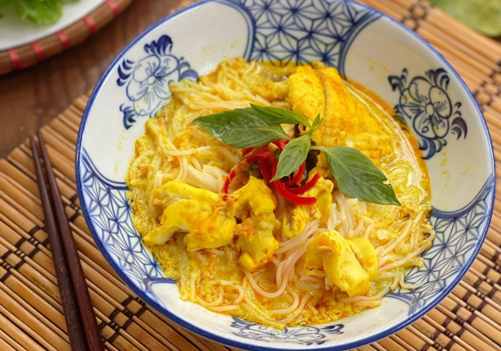 Du khách nên thưởng thức món bún kèn trứ danh vào buổi sáng.