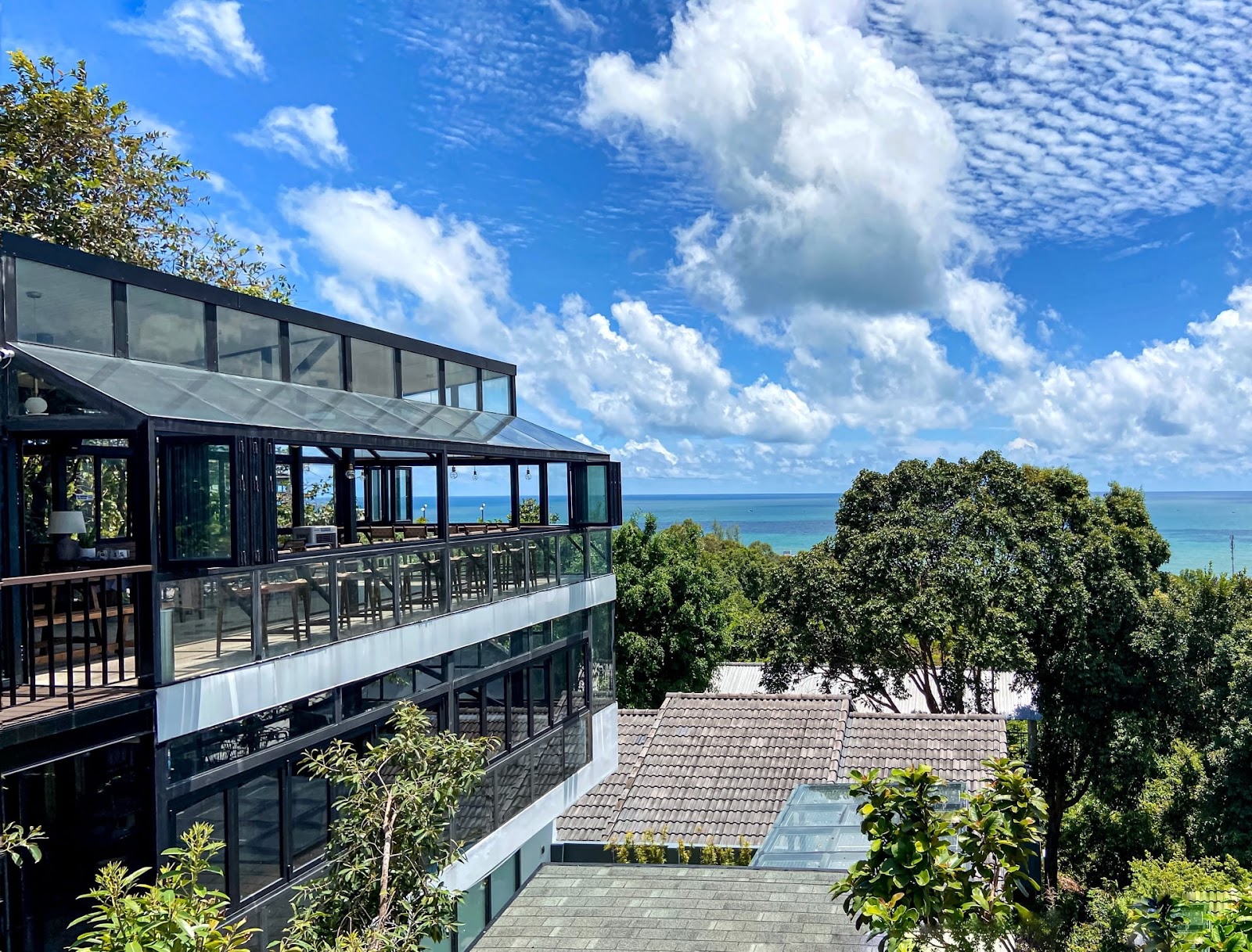 Chuồn chuồn Bistro & Bar tọa lạc trên ngọn đồi cao với thiết kế mở.