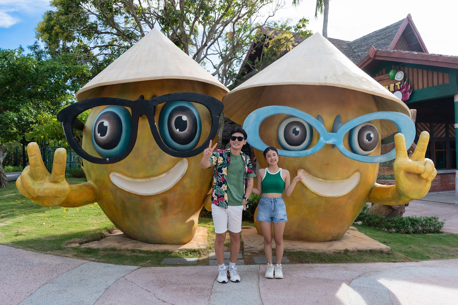 Du khách check-in tại công viên nước Aquatopia.