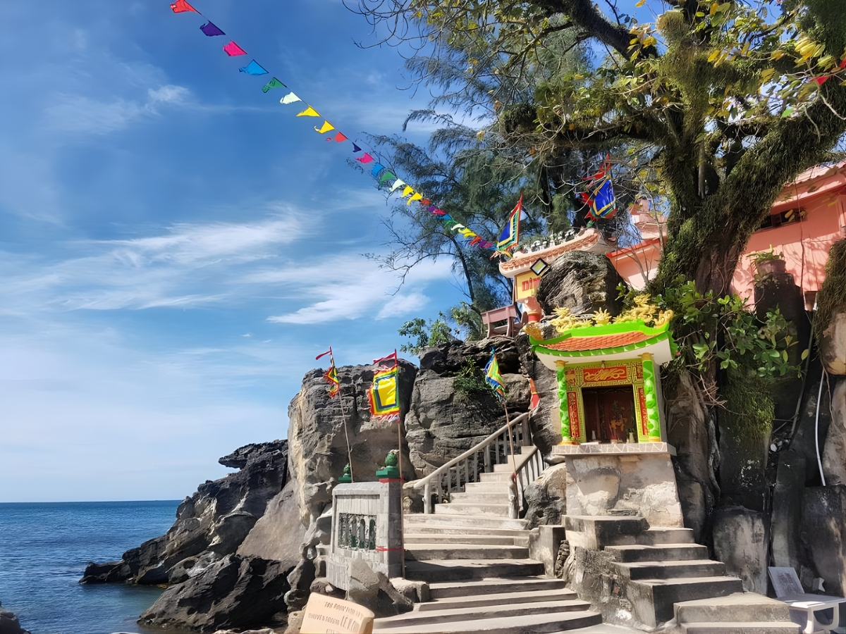 Dinh Cậu tọa lạc tại khu phố 2, Phú Quốc, tỉnh An Giang. Từ chợ Dương Đông.