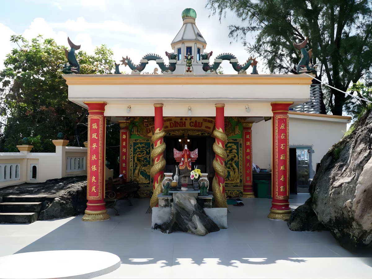 Chiêm ngưỡng kiến trúc độc đáo của Dinh Cậu Phú Quốc.