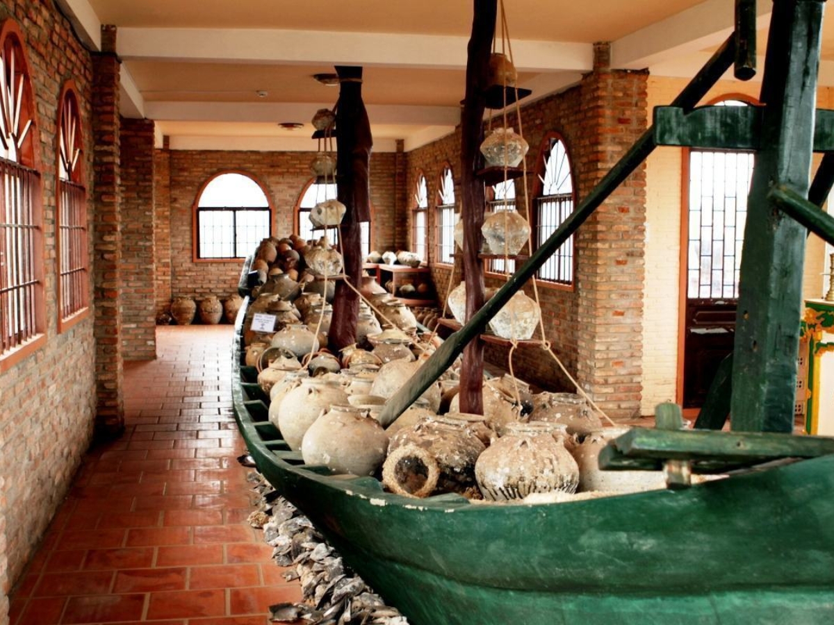 Khu trưng bày các hiện vật gốm sứ mang ý nghĩa lịch sử, văn hóa lớn lao.