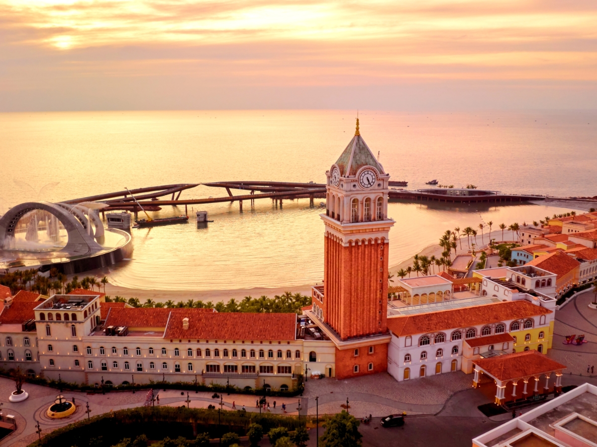 Khung cảnh hoàng hôn rực rỡ tại Thị trấn Hoàng Hôn.