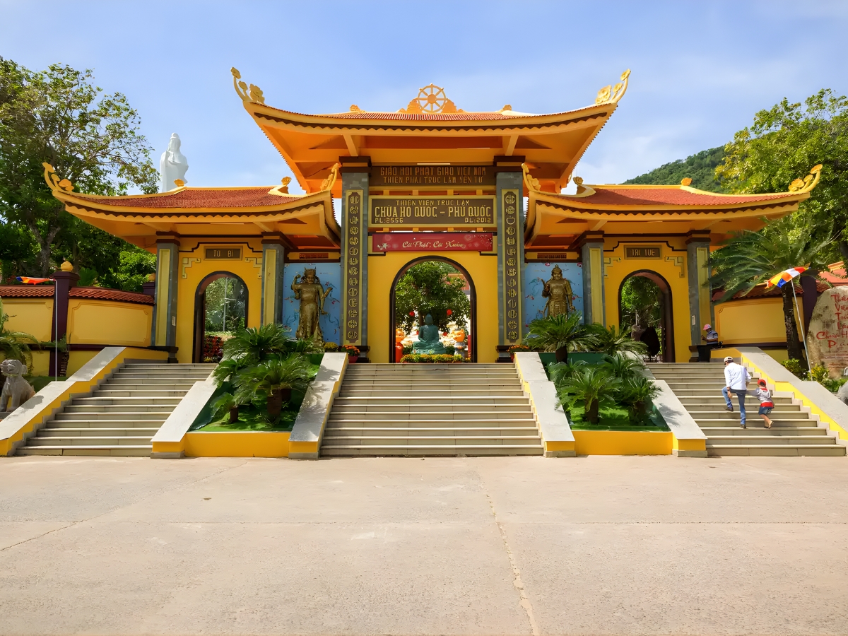 Kết hợp tham quan và chiêm bái tại chùa Hộ Quốc sau khi vui chơi tại làng chài Rạch Vẹm.