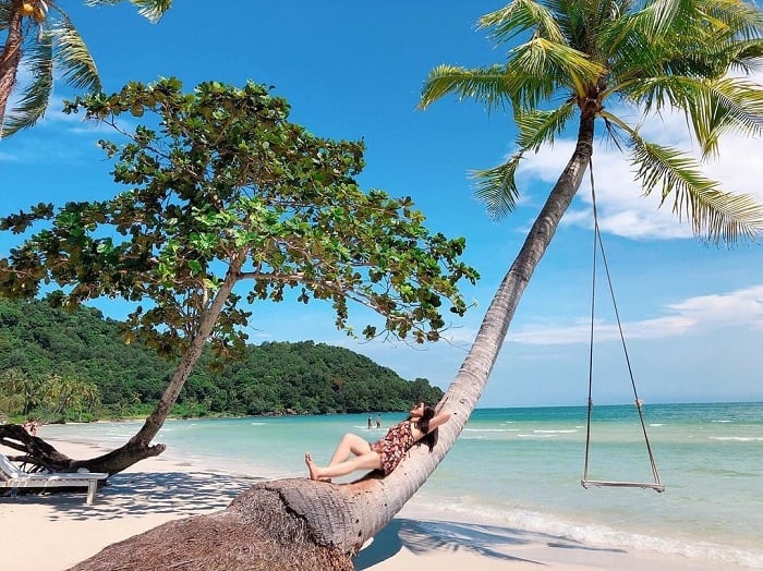 Many people choose to unwind at Kem Beach by lying under palm trees or on the sand (Photo: Collected)