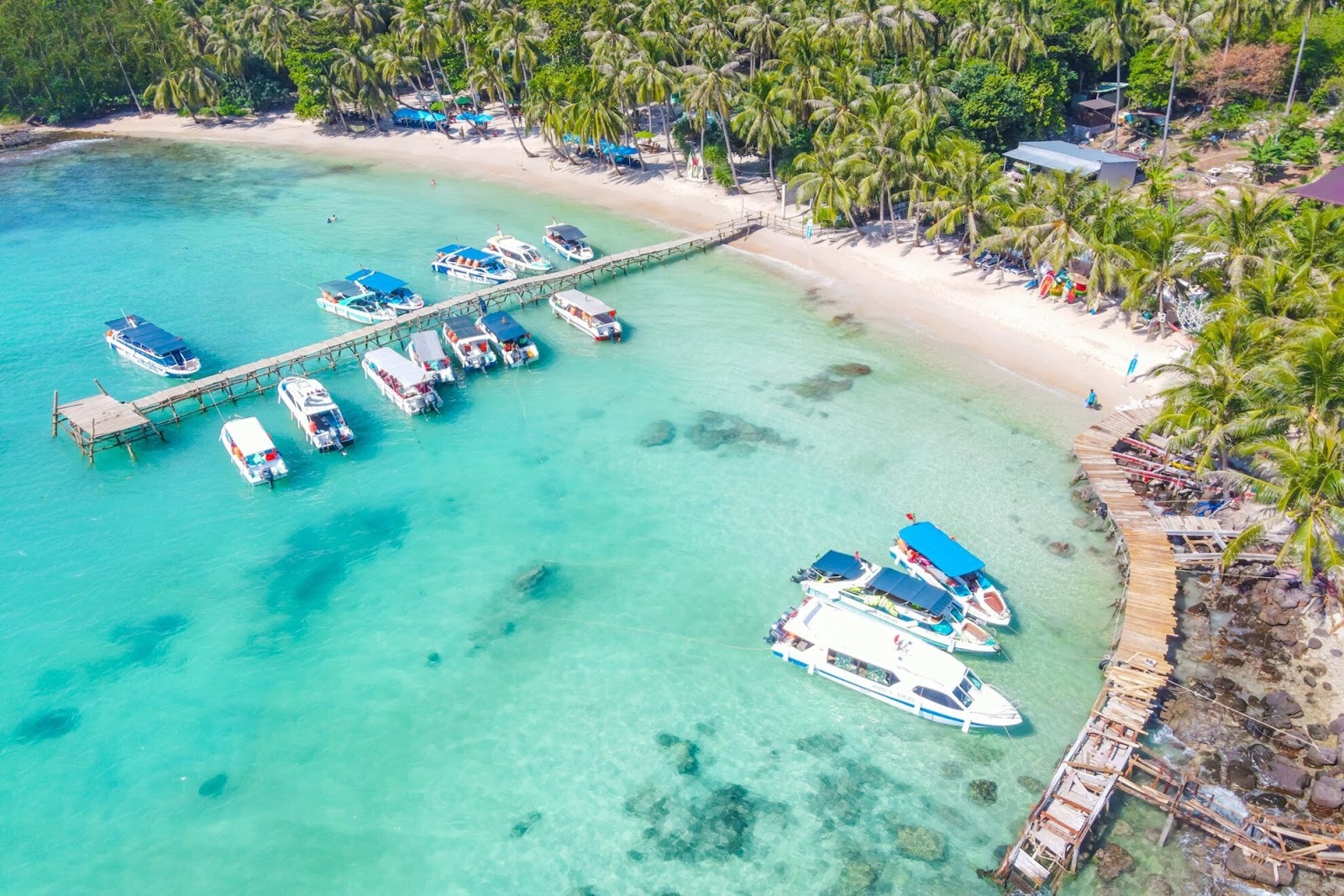 Cano cao tốc là lựa chọn di chuyển nhanh chóng, tiện lợi đến Hòn Mây Rút