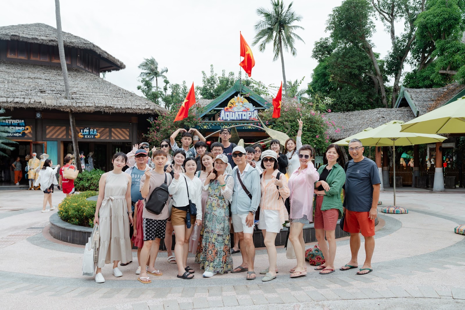 Du khách check-in tại công viên nước Aquatopia