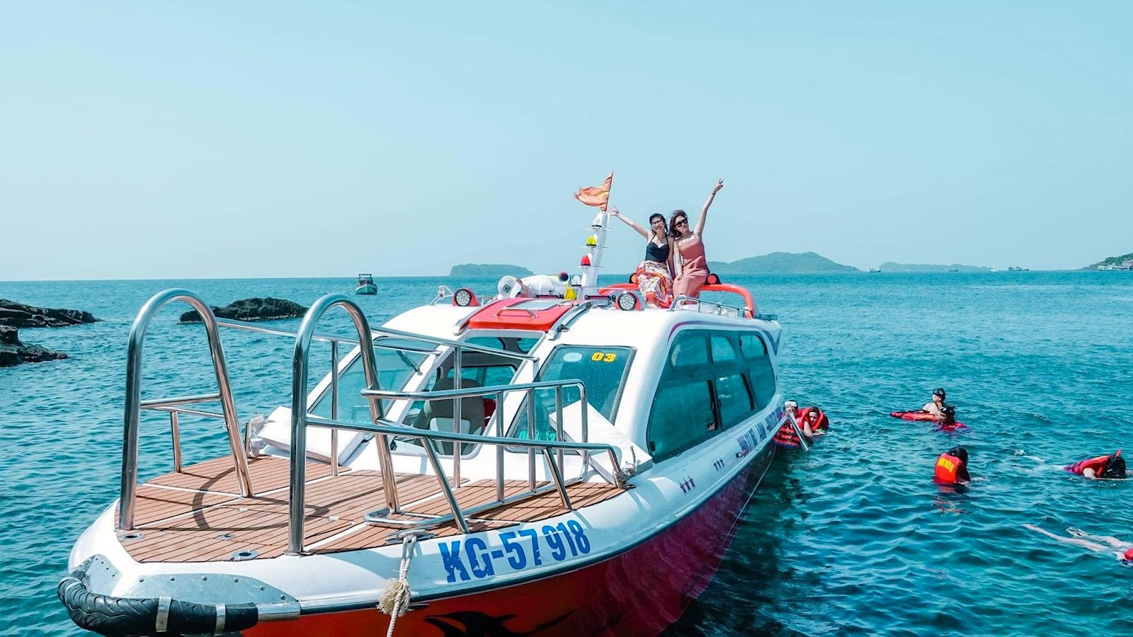 Cano là phương tiện di chuyển đến Hòn Dăm nhanh chóng và tiện lợi