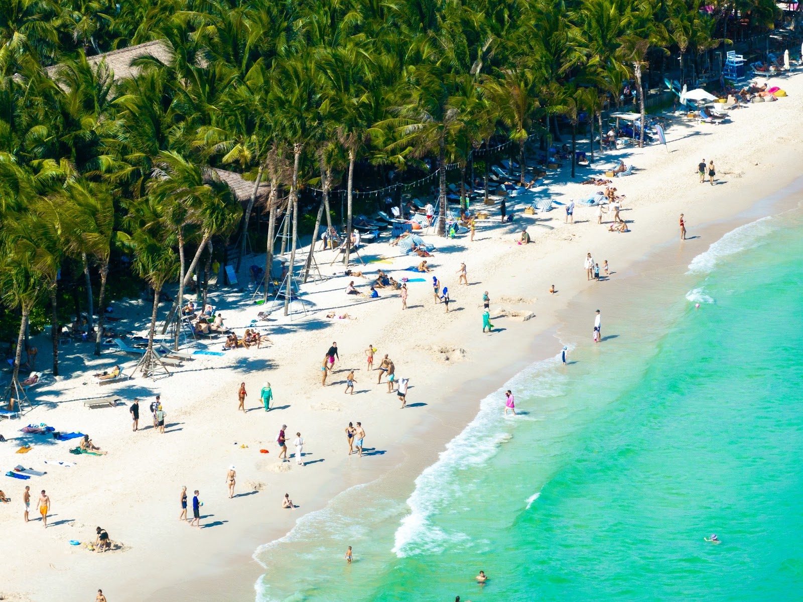 Từ tháng 11 đến tháng 4 thời tiết Phú Quốc nắng ấm, khô ráo thích hợp để du khách tham gia các hoạt động vui chơi trên biển