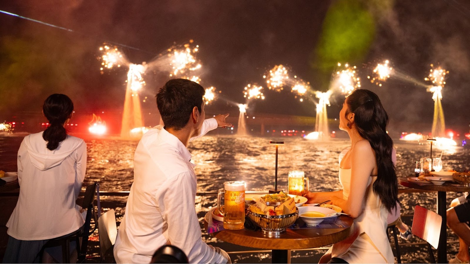 Khung cảnh ăn tối lãng mạn tại nhà hàng Sun Bavaria GastroPub