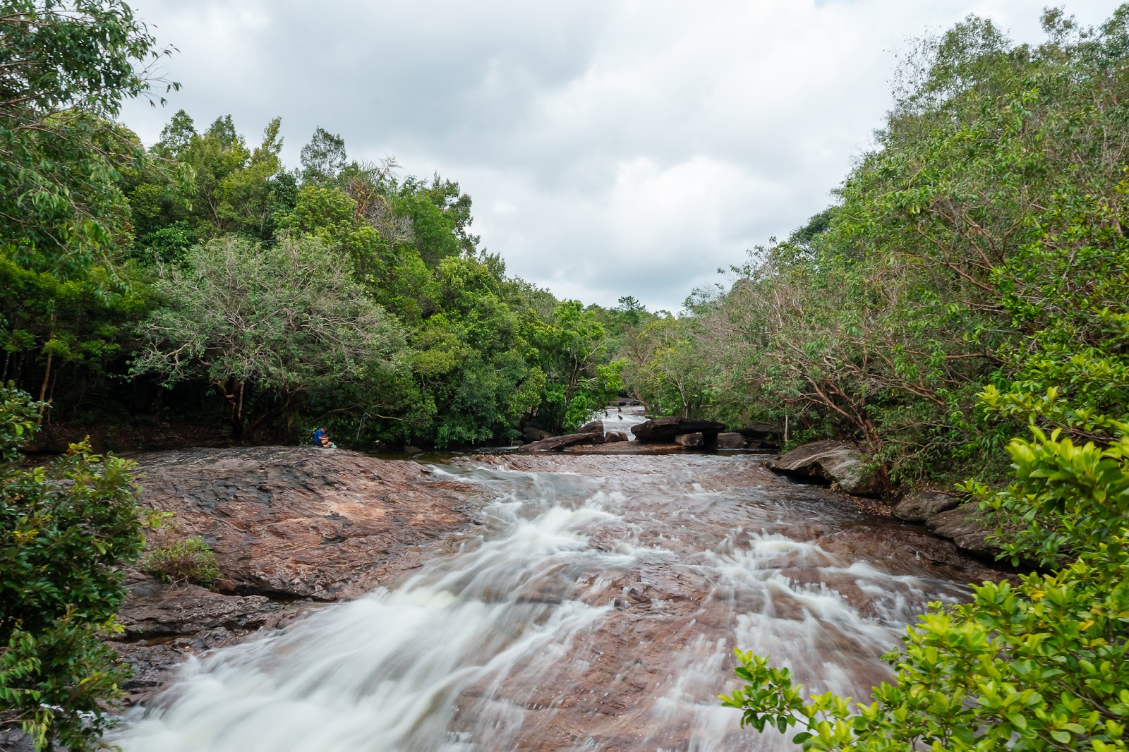 Du khách cần cẩn trọng khi bước trên những phiến đá trơn.