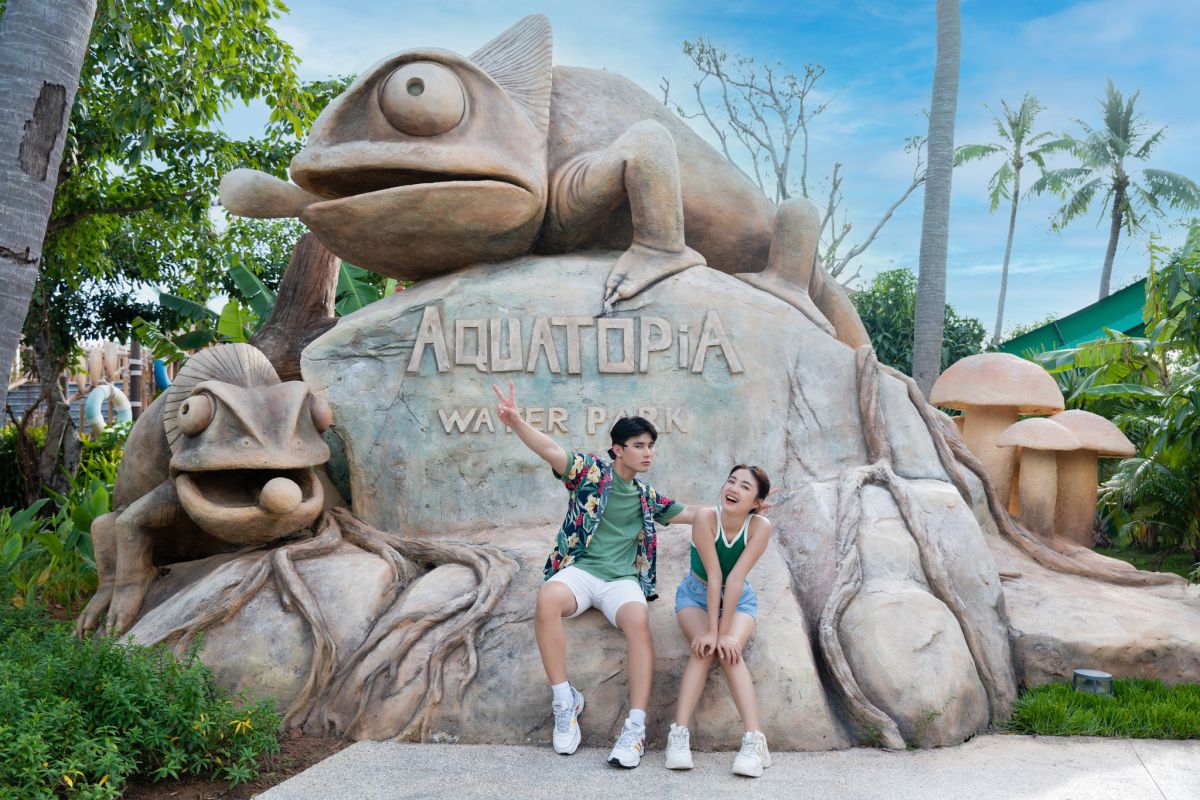 Du khách check-in tại công viên nước Aquatopia.