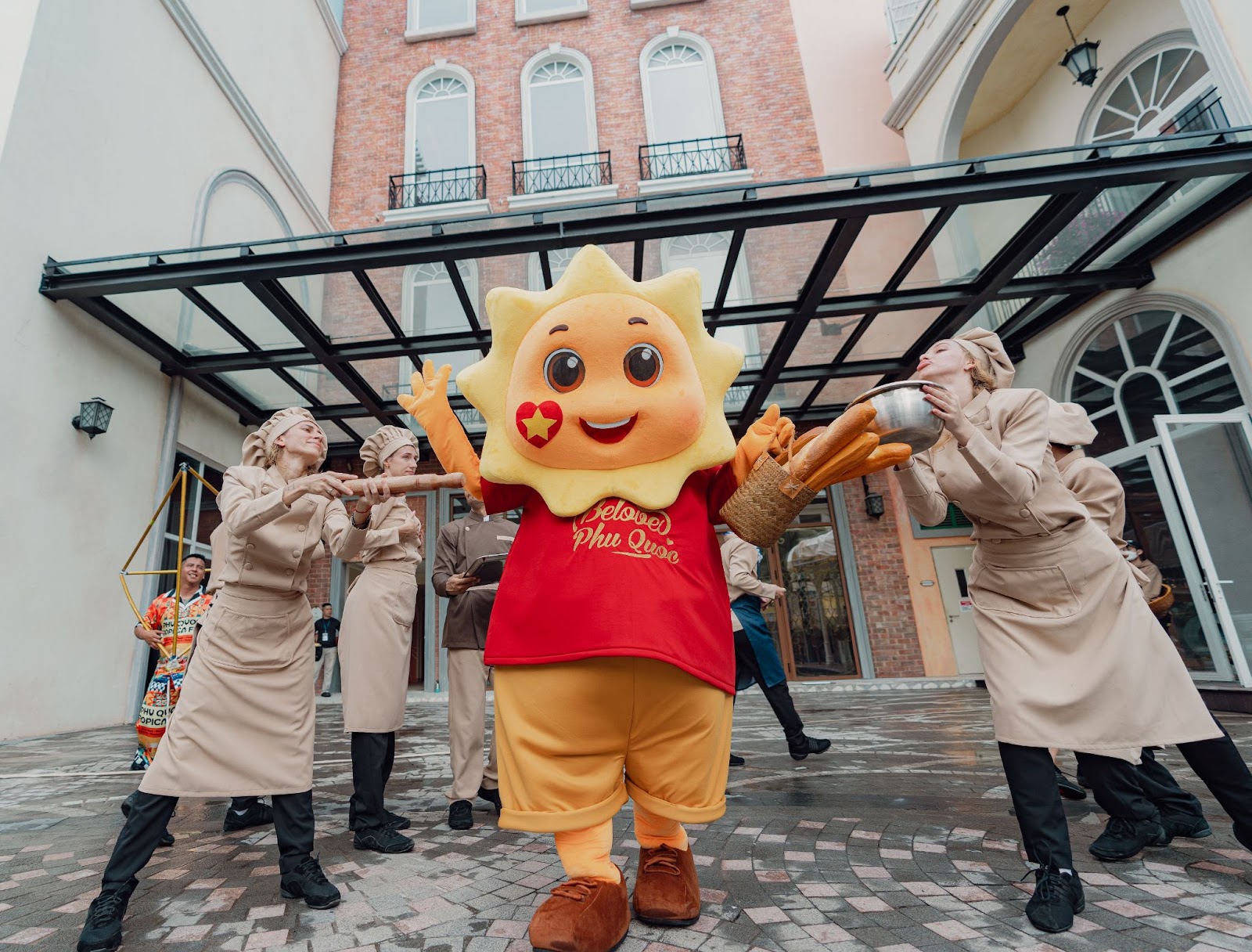 Những show diễn đường phố suốt ngày đêm sẽ khiến du khách trở thành một phần của vở diễn