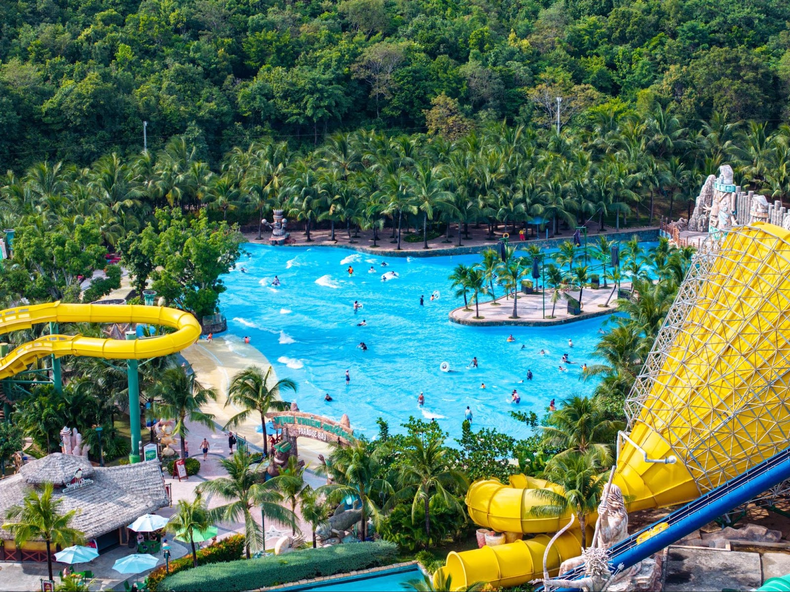 Công viên nước Aquatopia với nhiều trò chơi thú vị.