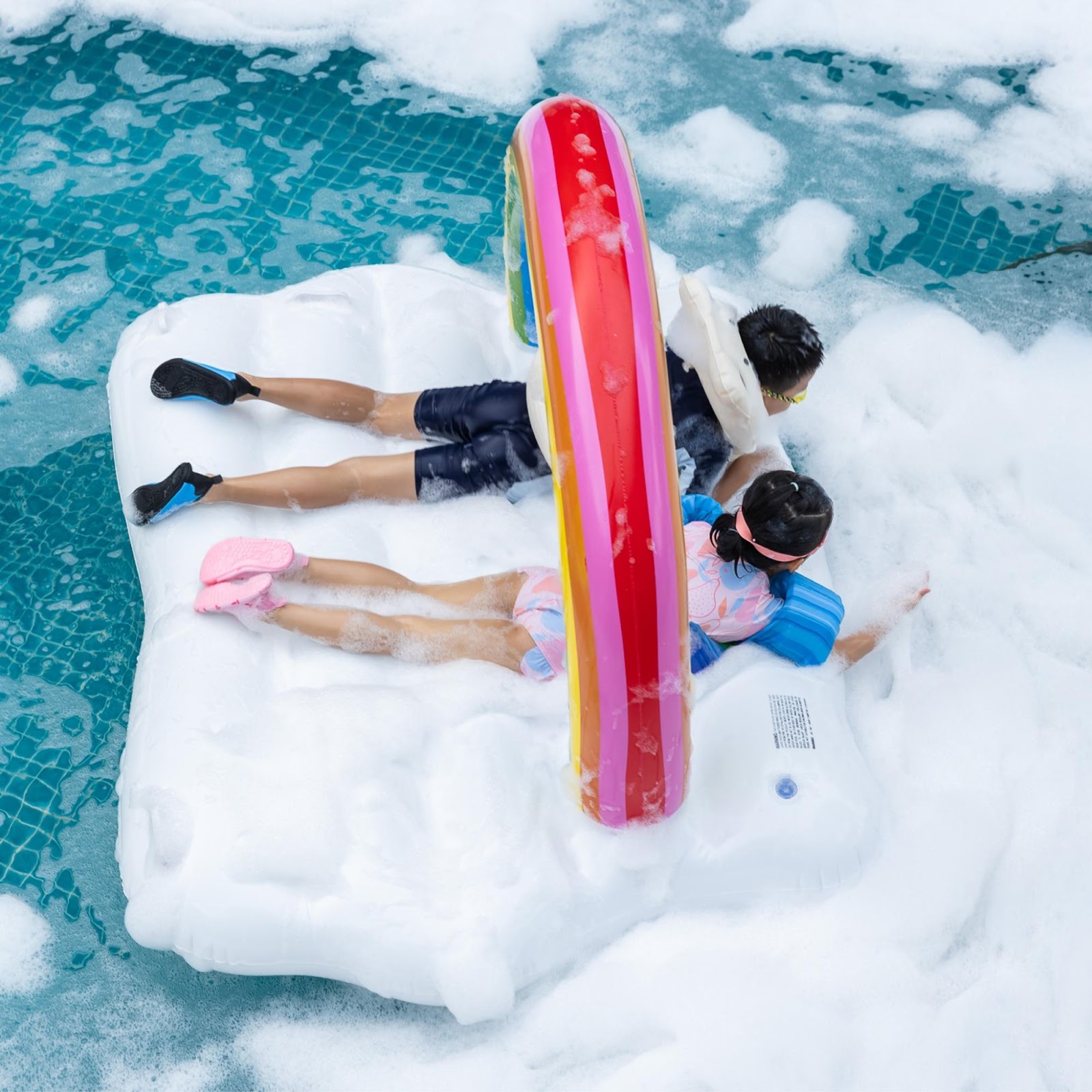 Khi tham gia Foam Pool Party, du khách sẽ được thư giãn và vui chơi giữa không khí sôi động bên hồ bơi.